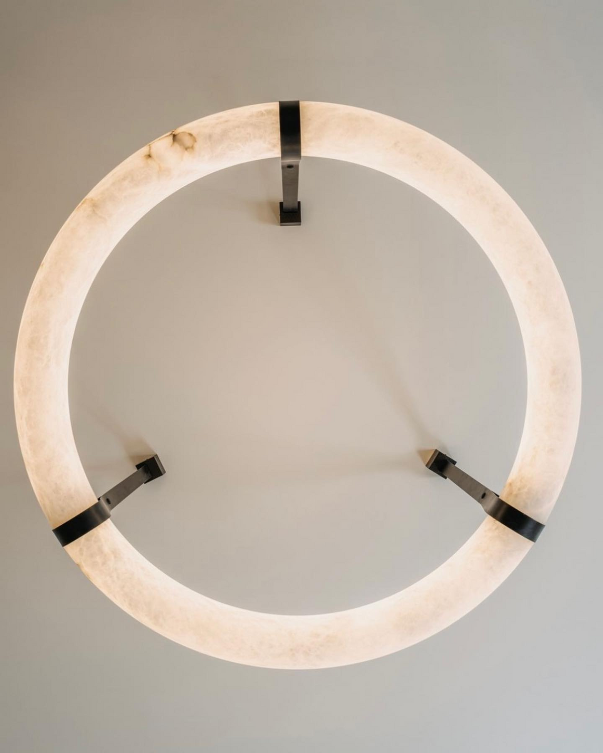 Luste Chandeliers en Albâtre Anneau Sangle en Cuir Version A - Neutralighting