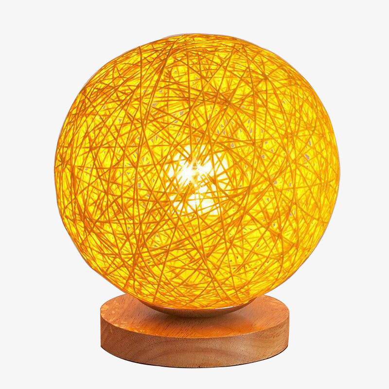 Lampe à poser LED avec socle bois et boule en tissu de couleur Wicker