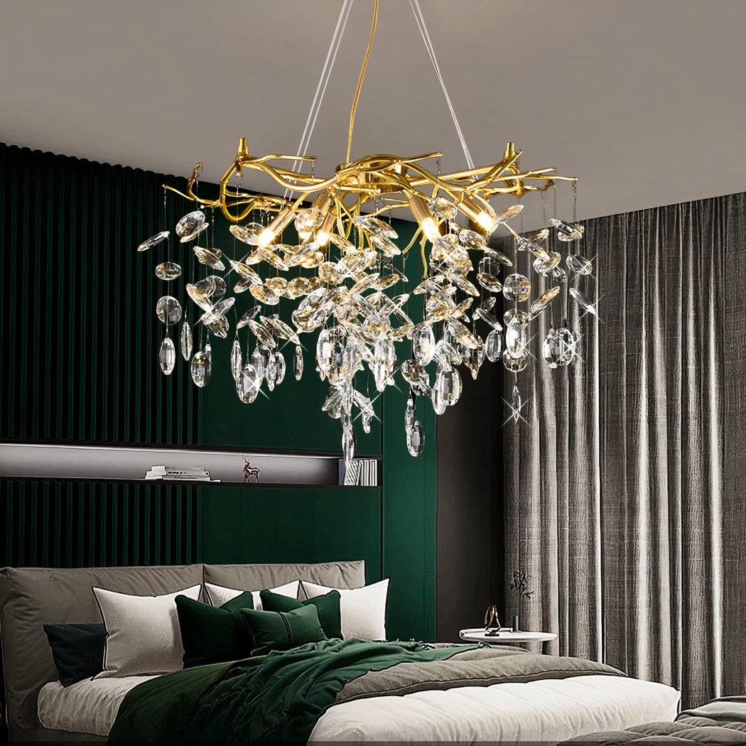 Lustre — Grand lustre moderne et majestueux à branches et pampilles en cristal