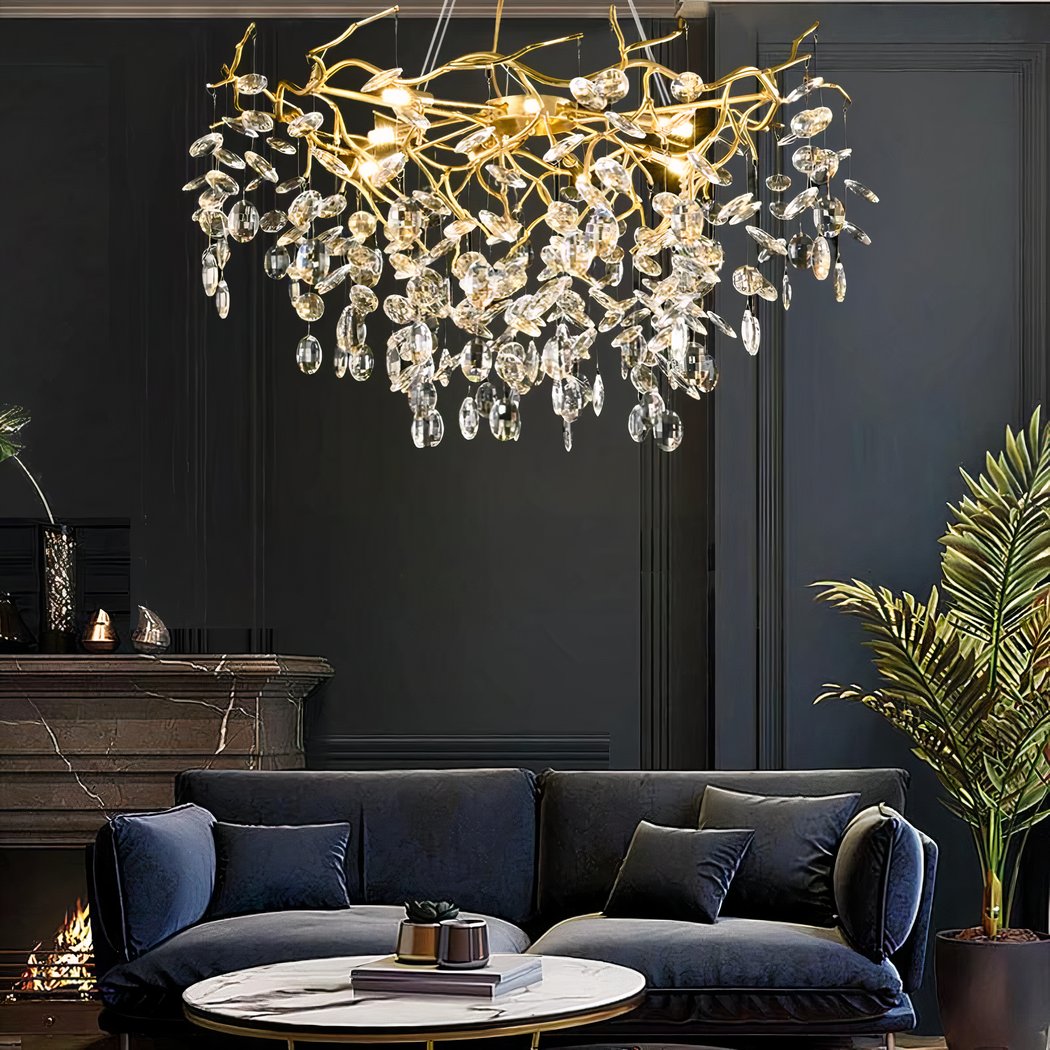Lustre — Grand lustre moderne et majestueux à branches et pampilles en cristal