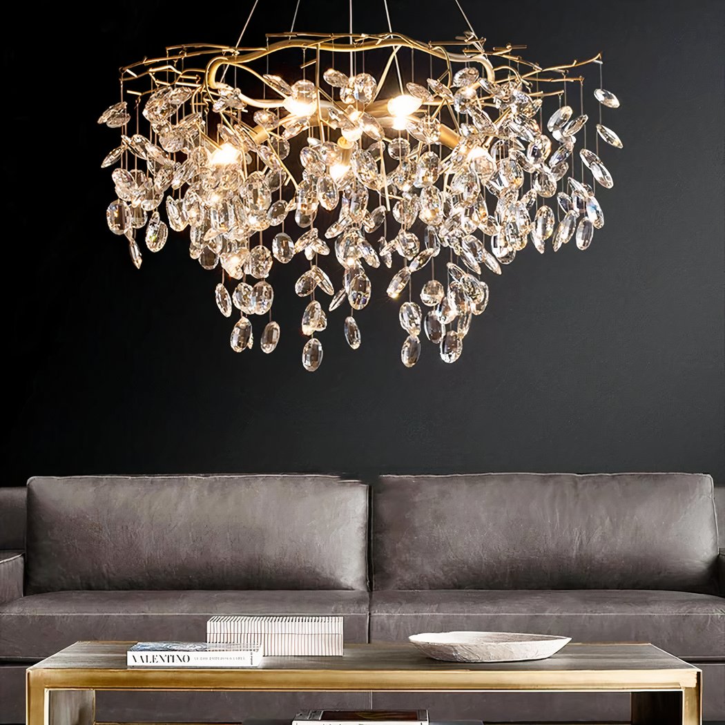 Lustre — Grand lustre moderne et majestueux à branches et pampilles en cristal