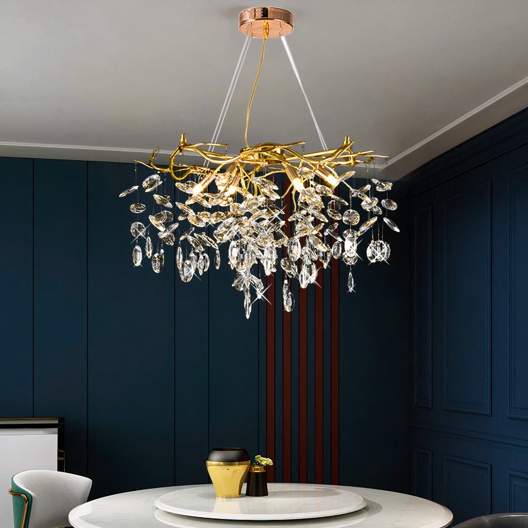 Lustre — Grand lustre moderne et majestueux à branches et pampilles en cristal
