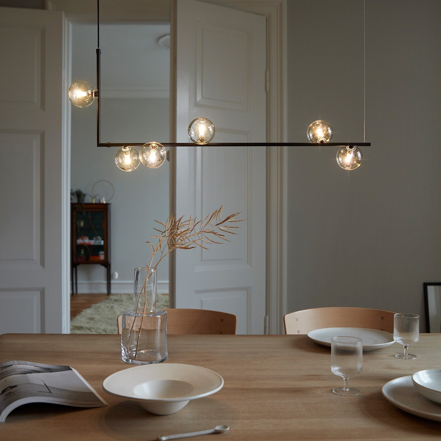 Lustra Chandelier en Verre avec Structure en Acier Noir Linéaire - Neutralighting