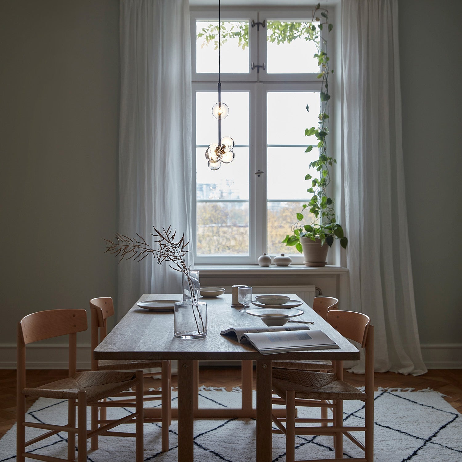 Lustra Chandelier en Verre avec Structure en Acier Noir Linéaire - Neutralighting