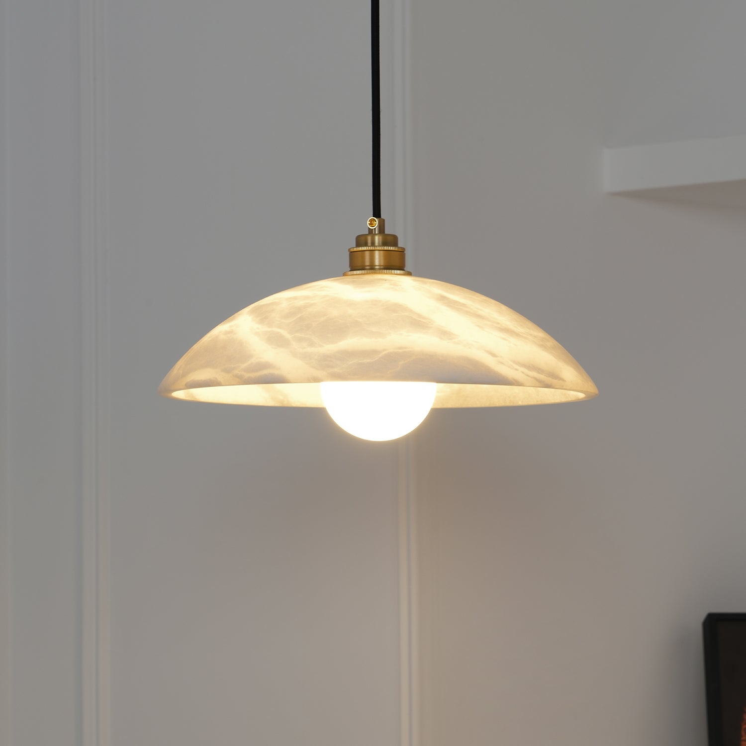 Delin Suspension Dôme en Albâtre & Laiton - Neutralighting