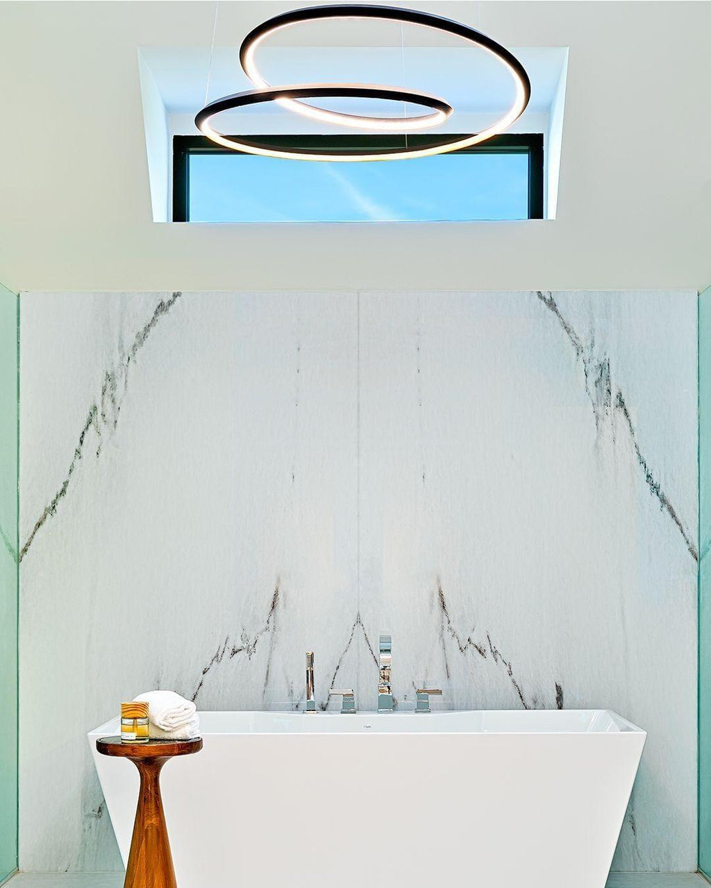 Lustra Chandelier en Aluminium Doré et Verre Opale - Neutralighting