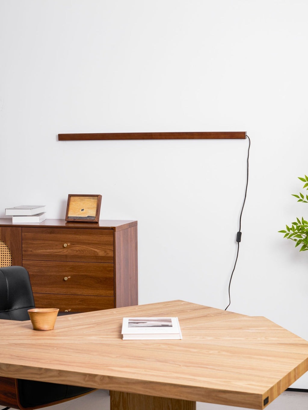 Lustra Wall Lamp Linear Wood Plug In - Neutralighting