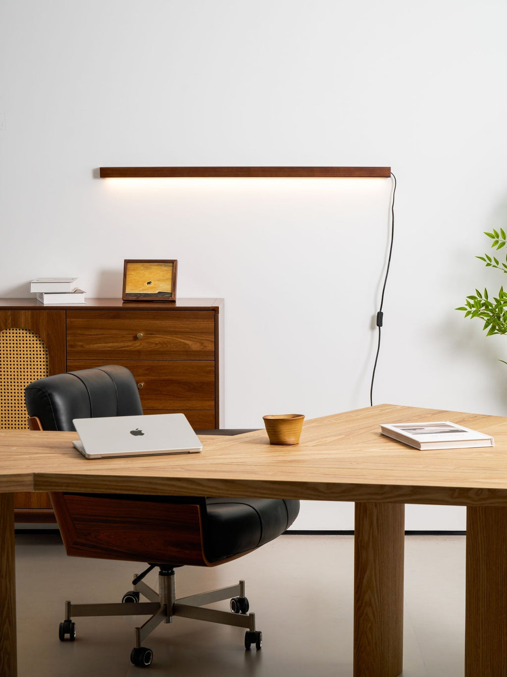 Lustra Wall Lamp Linear Wood Plug In - Neutralighting
