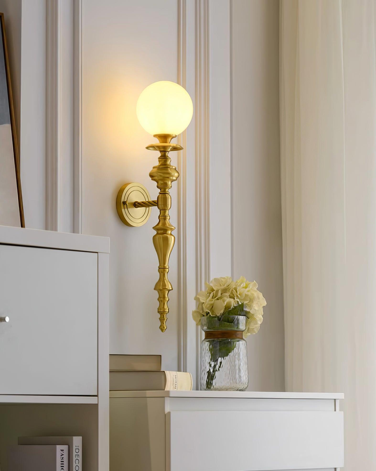 Nara Applique Murale Classique Élégante en Laiton - Neutralighting