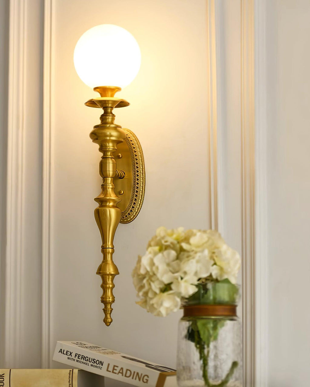 Nara Applique Murale Classique Élégante en Laiton - Neutralighting