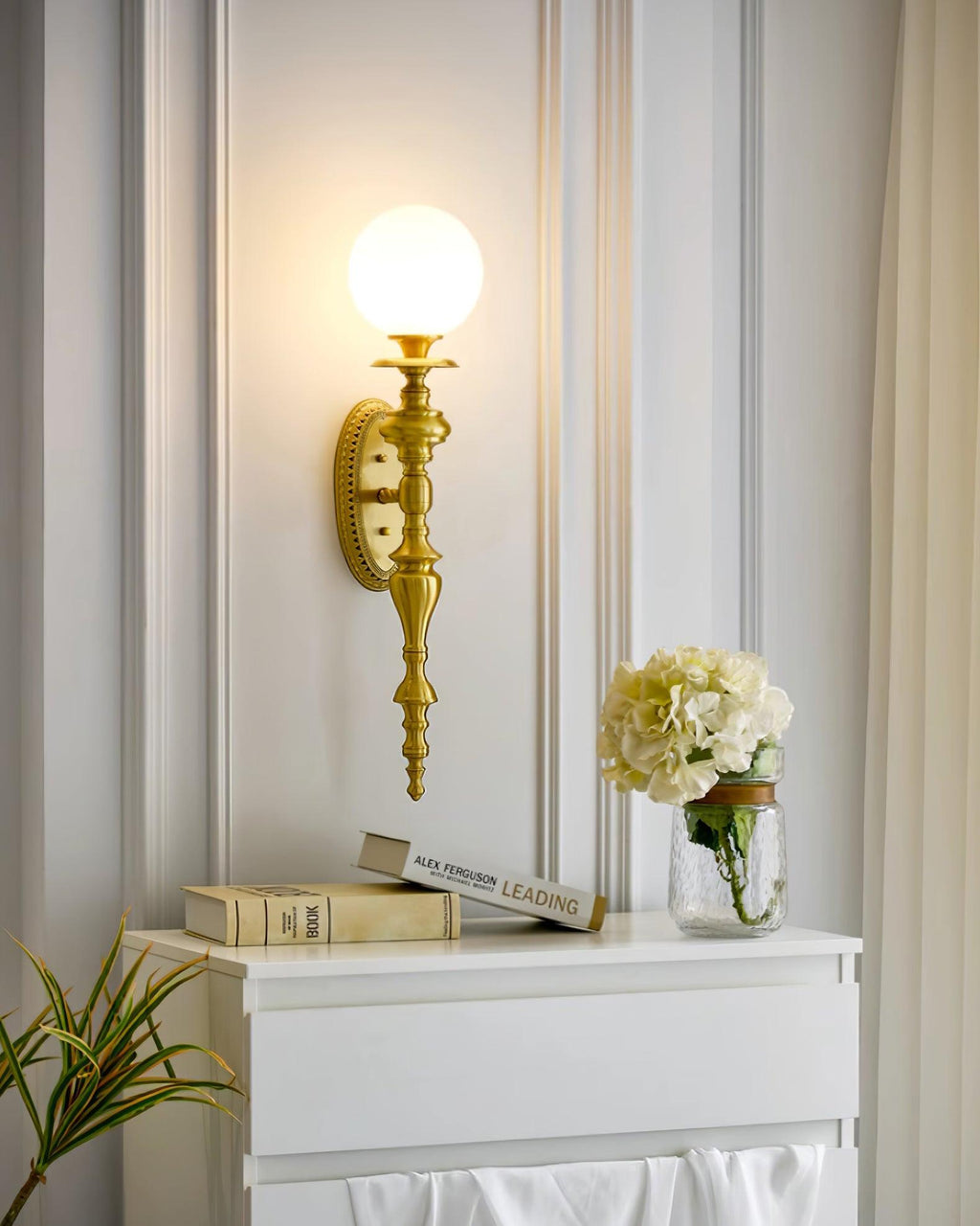 Nara Applique Murale Classique Élégante en Laiton - Neutralighting