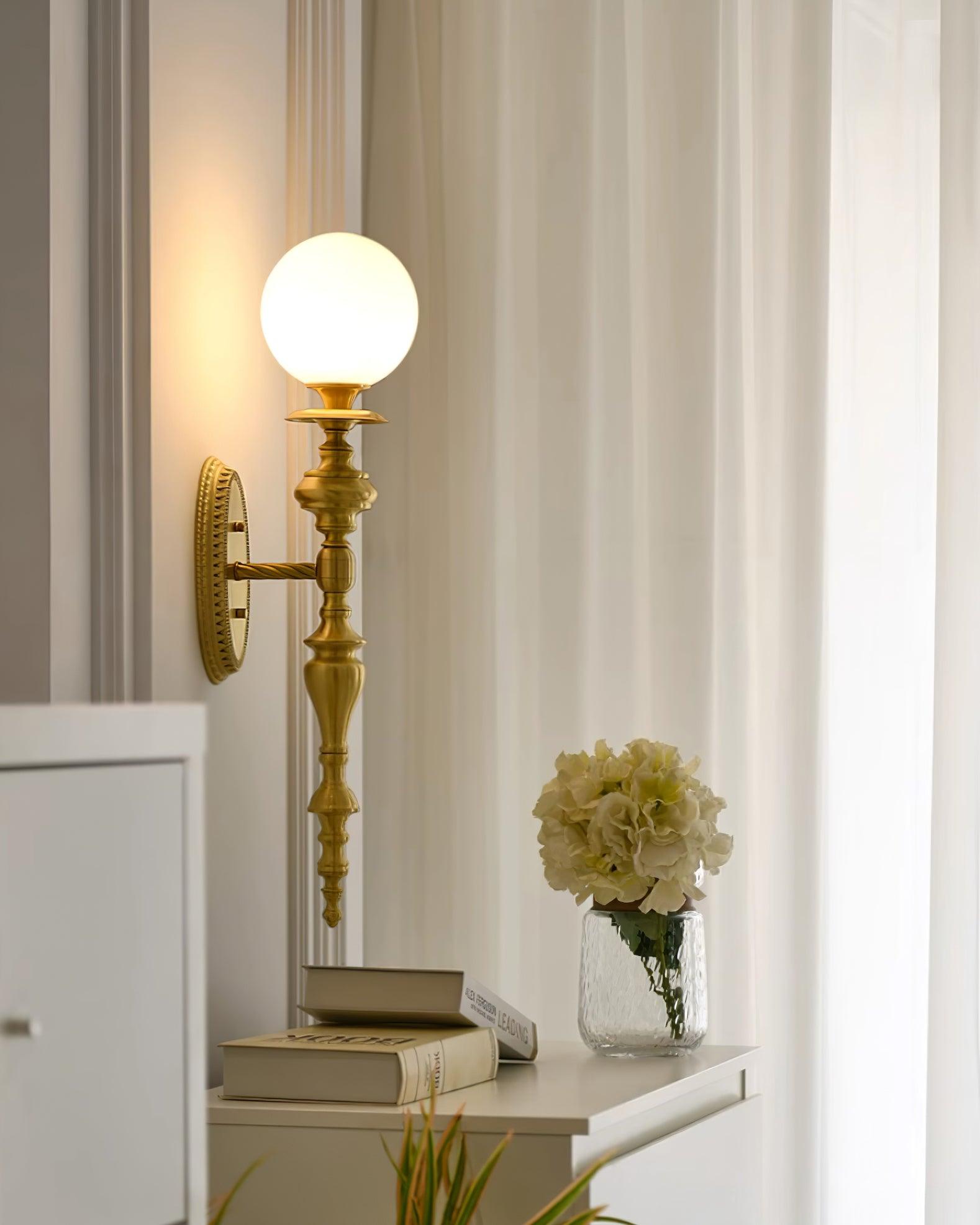 Nara Applique Murale Classique Élégante en Laiton - Neutralighting
