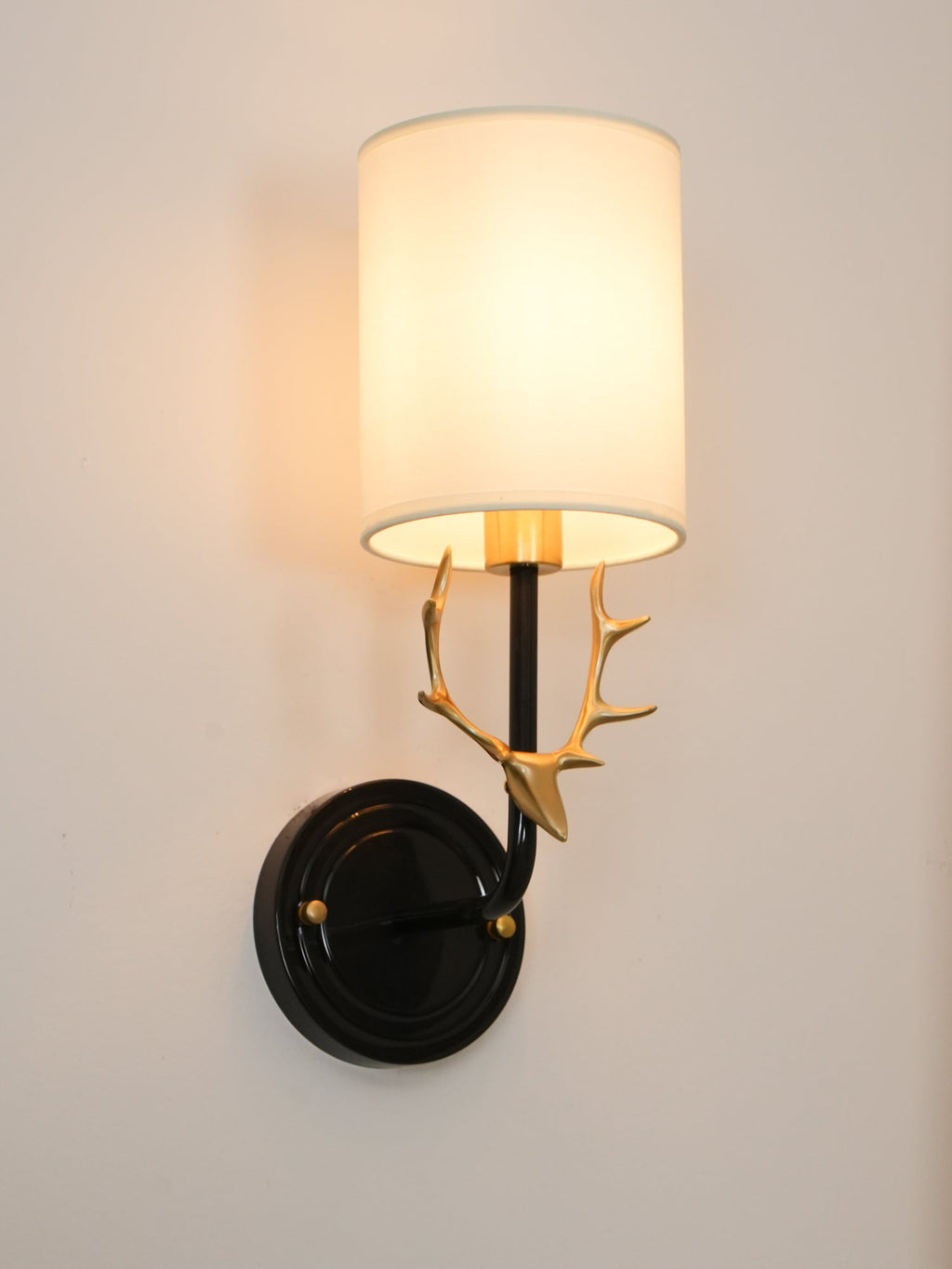 Noble Applique Murale Élégance Tête de Cerf Laiton - Neutralighting