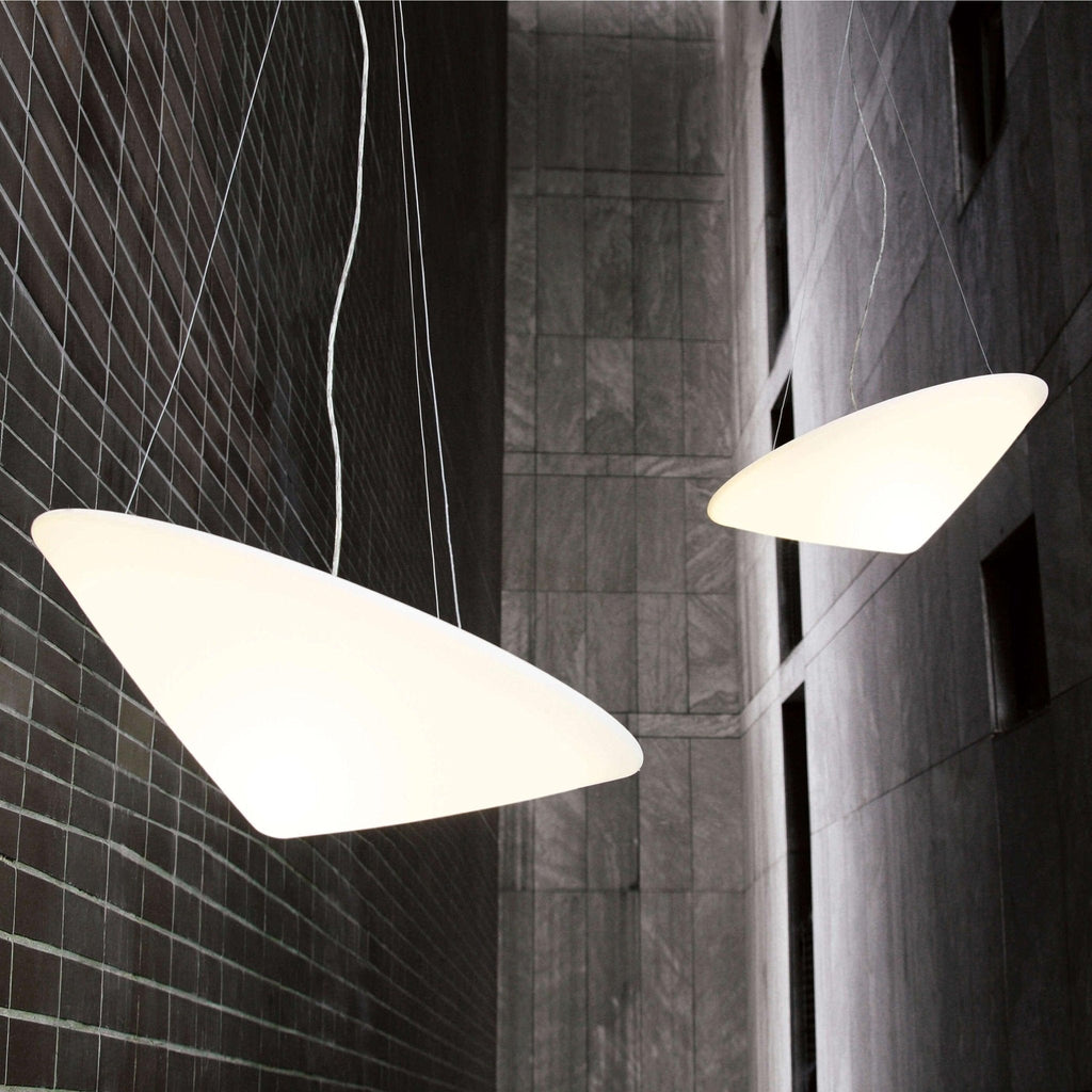 Solara Lampe Suspendue Polyéthylène Chapeau Incliné Minimaliste - Neutralighting