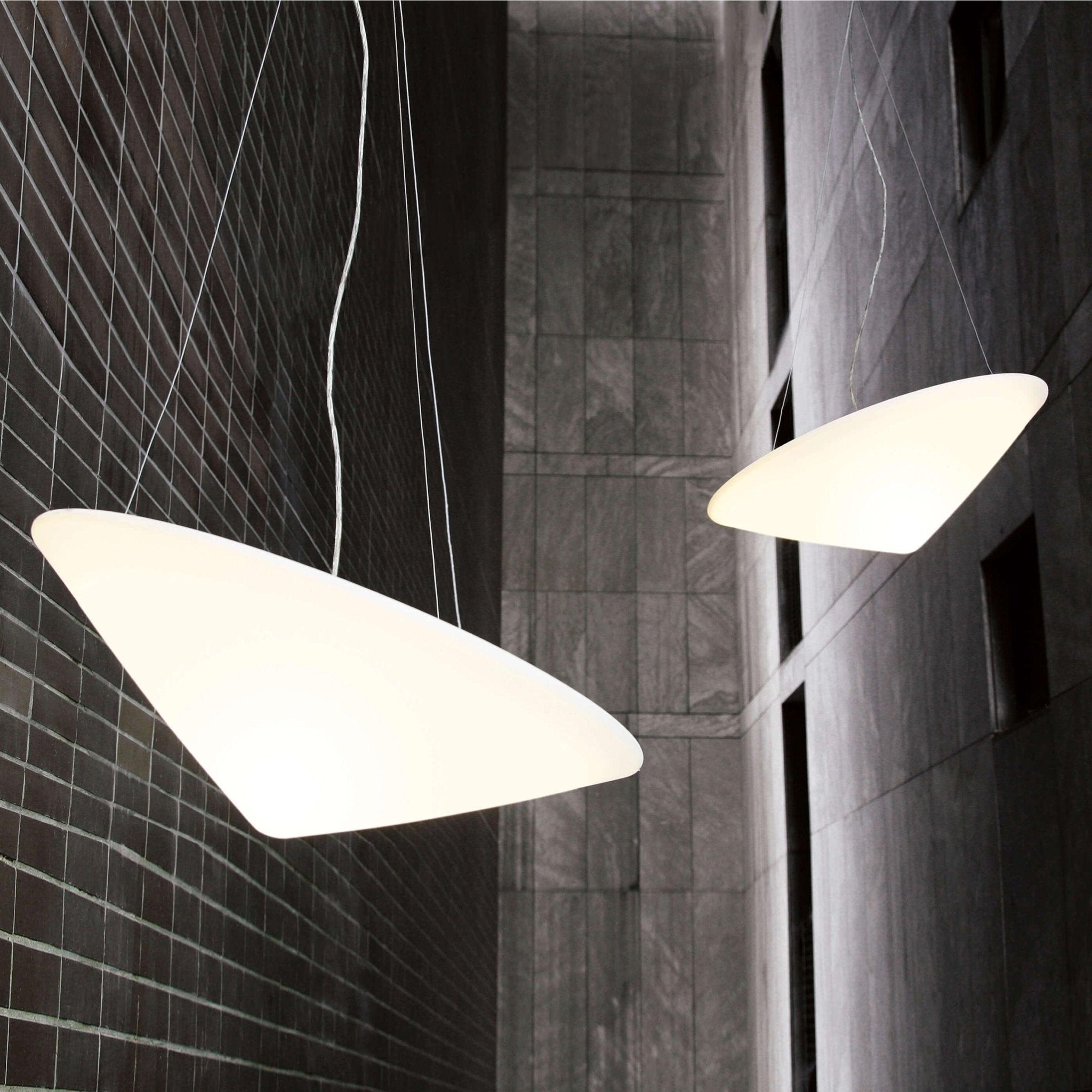 Solara Lampe Suspendue Polyéthylène Chapeau Incliné Minimaliste - Neutralighting