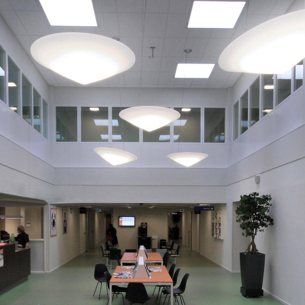 Solara Lampe Suspendue Polyéthylène Chapeau Incliné Minimaliste - Neutralighting