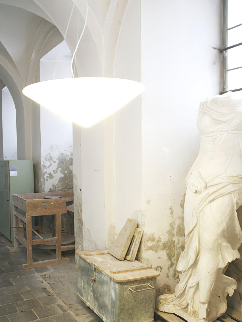Solara Lampe Suspendue Polyéthylène Chapeau Incliné Minimaliste - Neutralighting