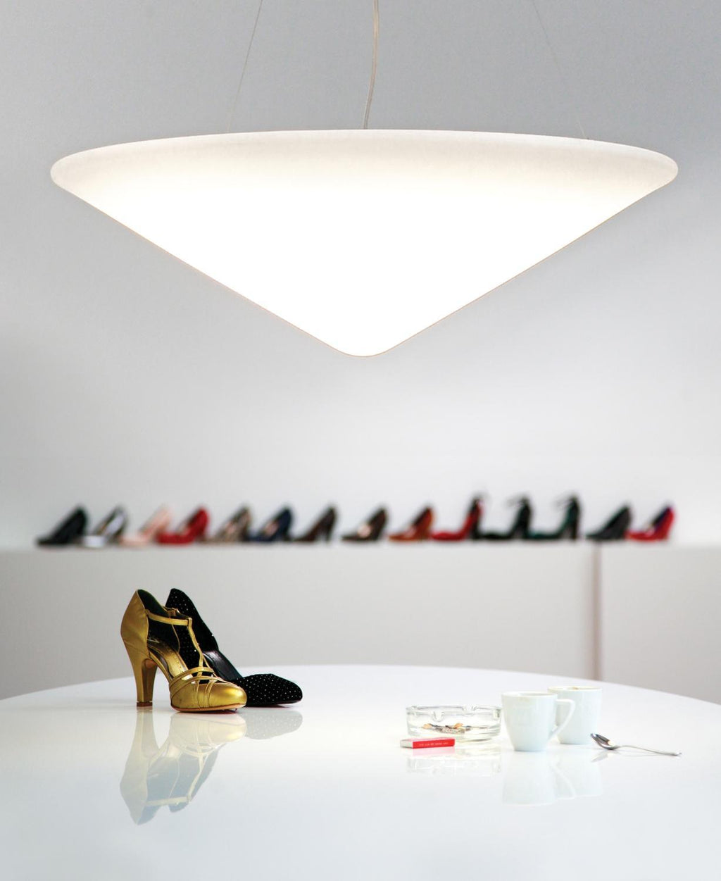 Solara Lampe Suspendue Polyéthylène Chapeau Incliné Minimaliste - Neutralighting