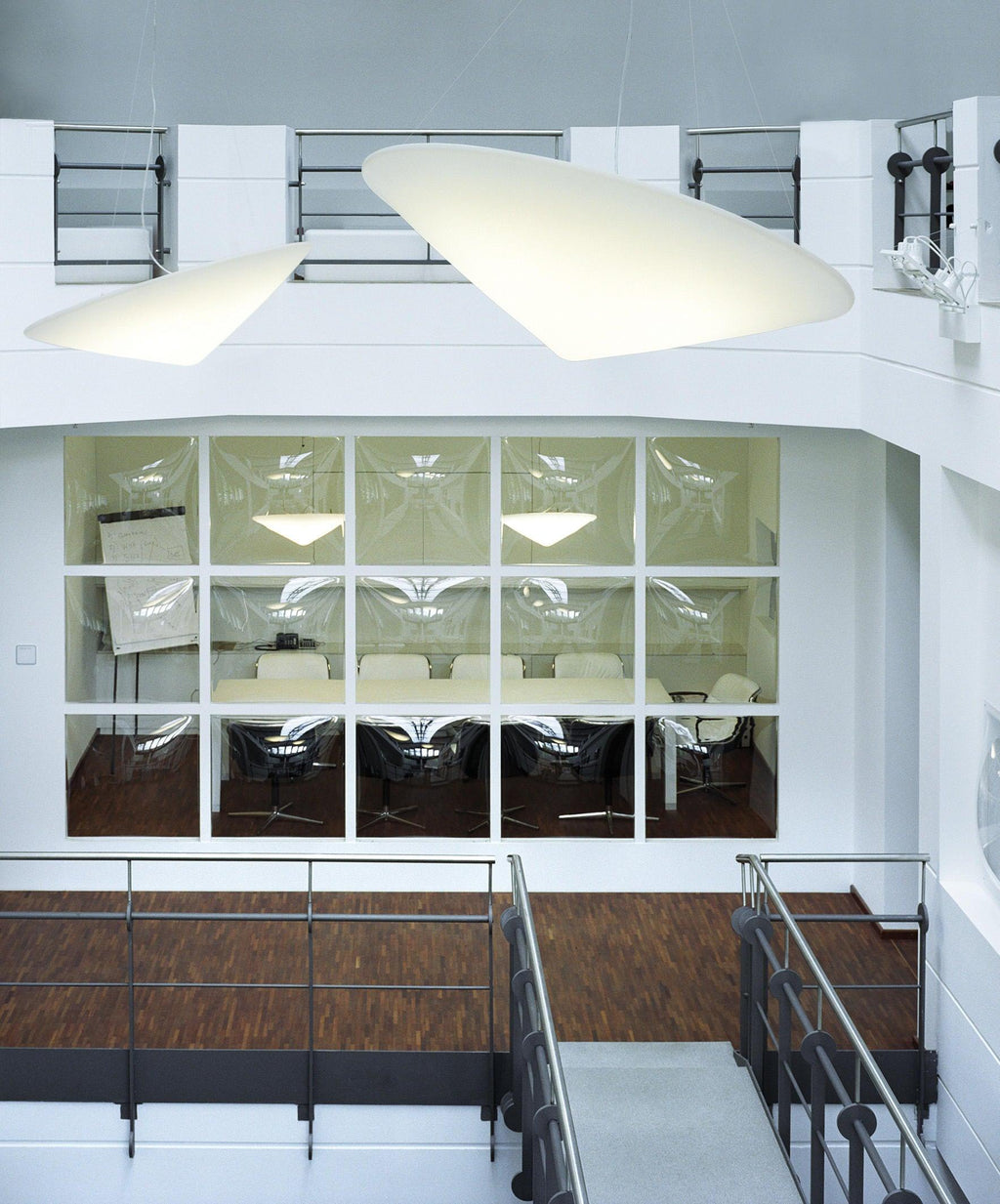 Solara Lampe Suspendue Polyéthylène Chapeau Incliné Minimaliste - Neutralighting