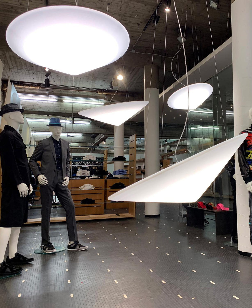 Solara Lampe Suspendue Polyéthylène Chapeau Incliné Minimaliste - Neutralighting