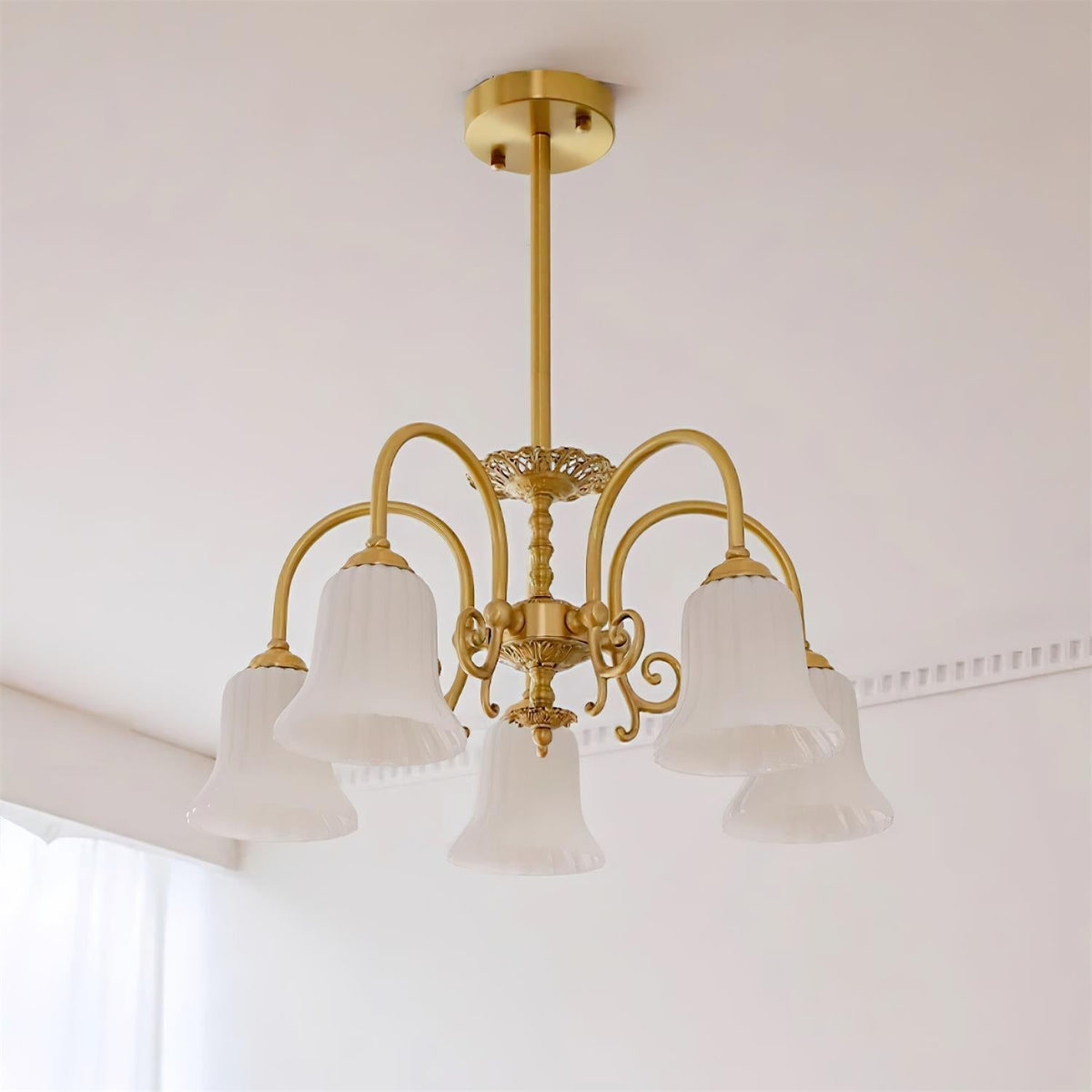 Lustre Avec Bras en Laiton et Abat-jour en Verre Blanc Opulent Luxe - Neutralighting