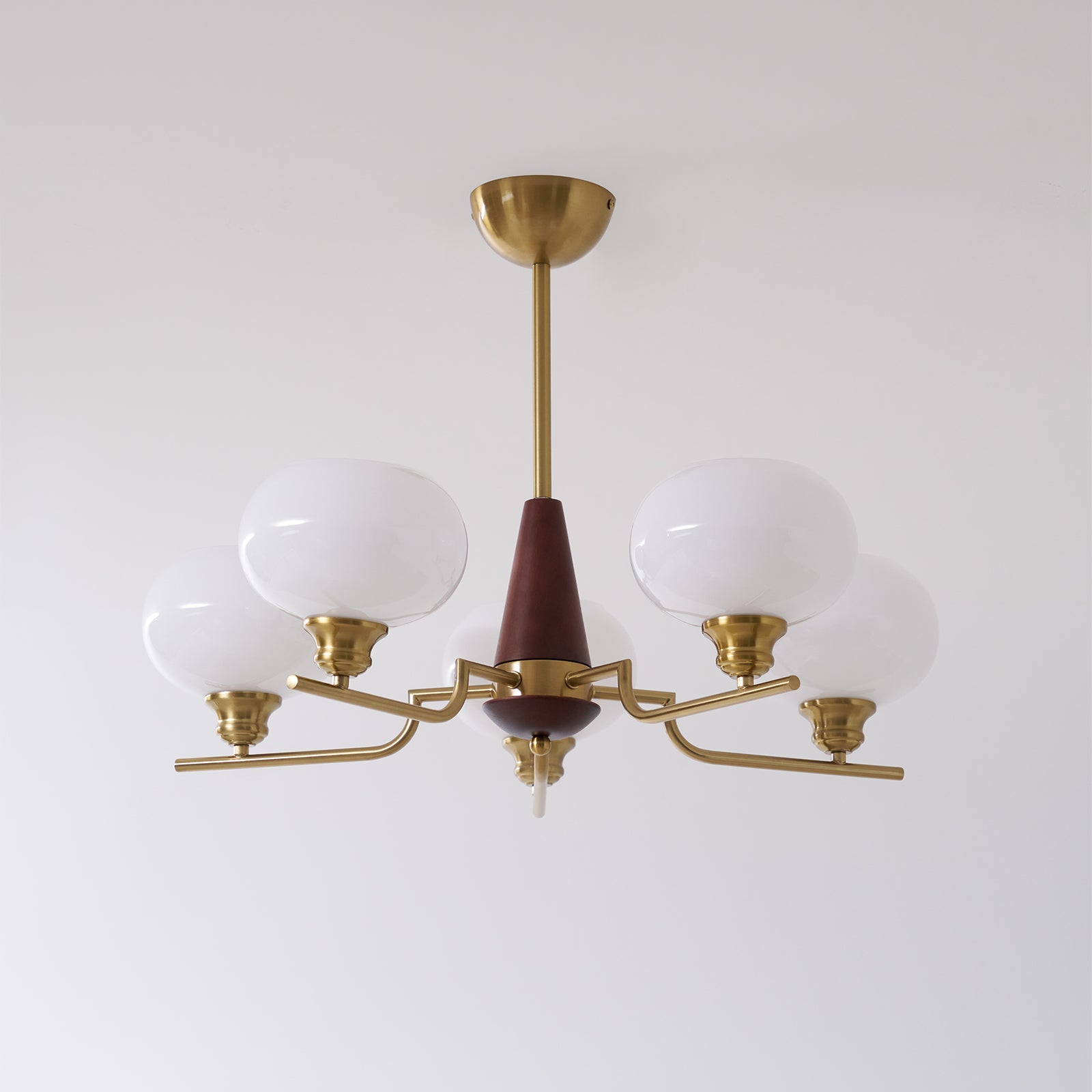 Lustra Chandelier en Noyer avec Globes en Verre Opale - Neutralighting