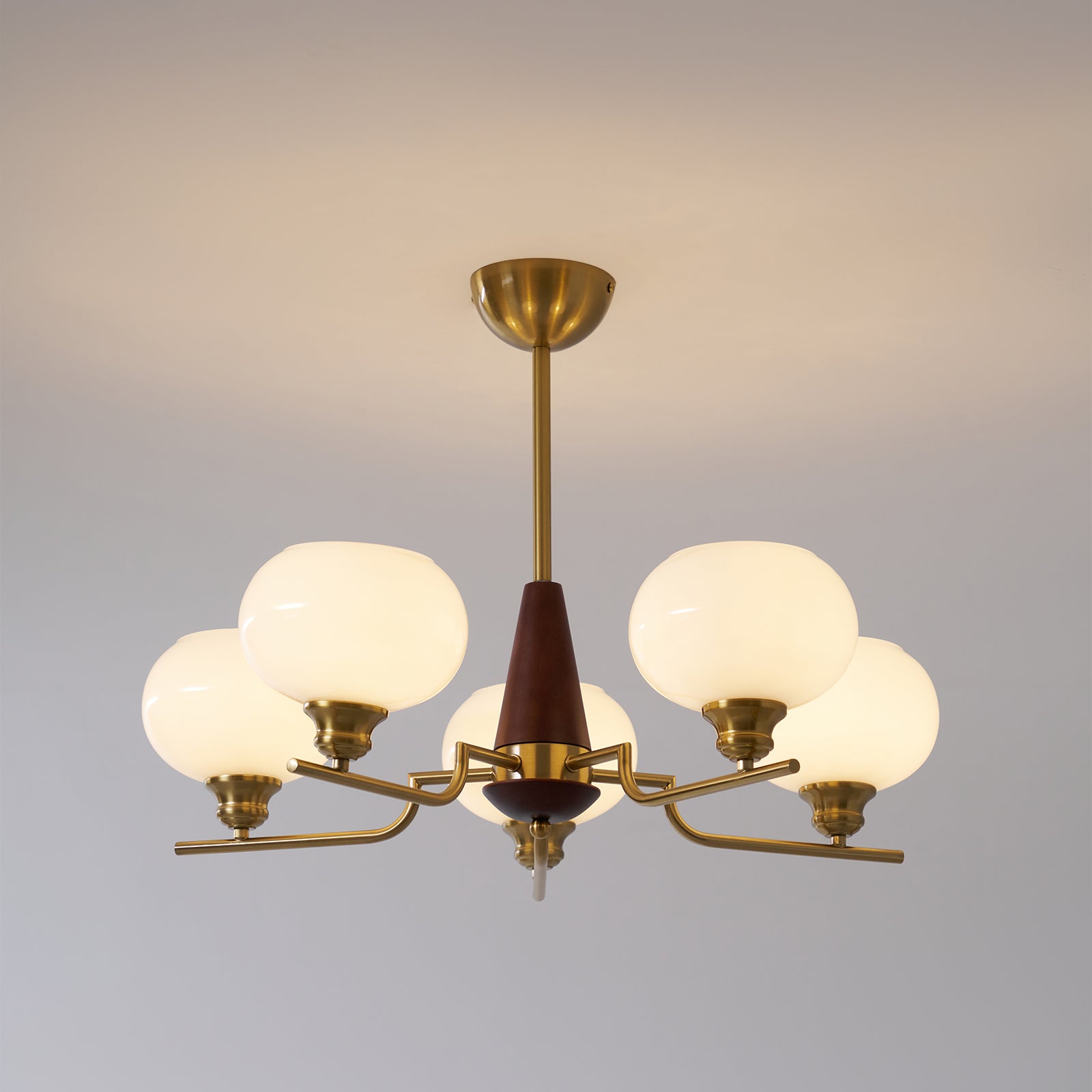 Lustra Chandelier en Noyer avec Globes en Verre Opale - Neutralighting