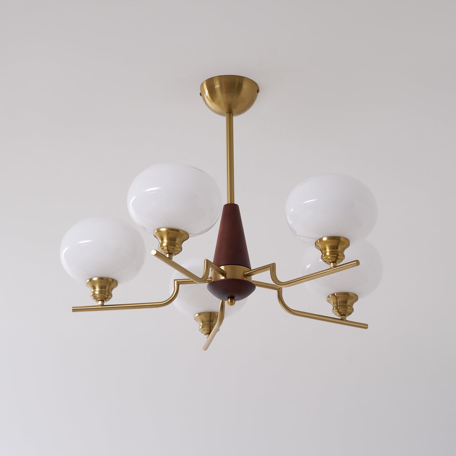 Lustra Chandelier en Noyer avec Globes en Verre Opale - Neutralighting