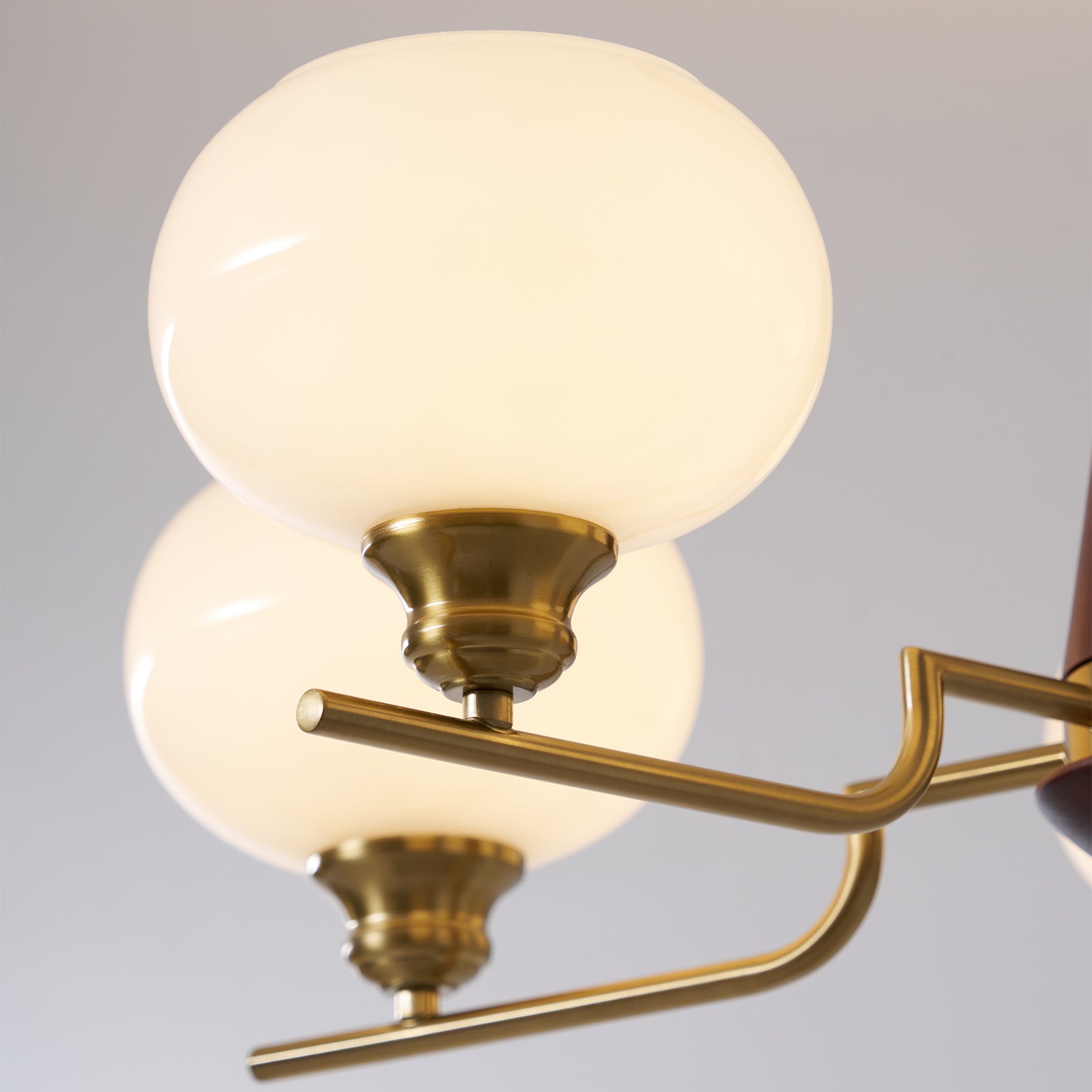 Lustra Chandelier en Noyer avec Globes en Verre Opale - Neutralighting