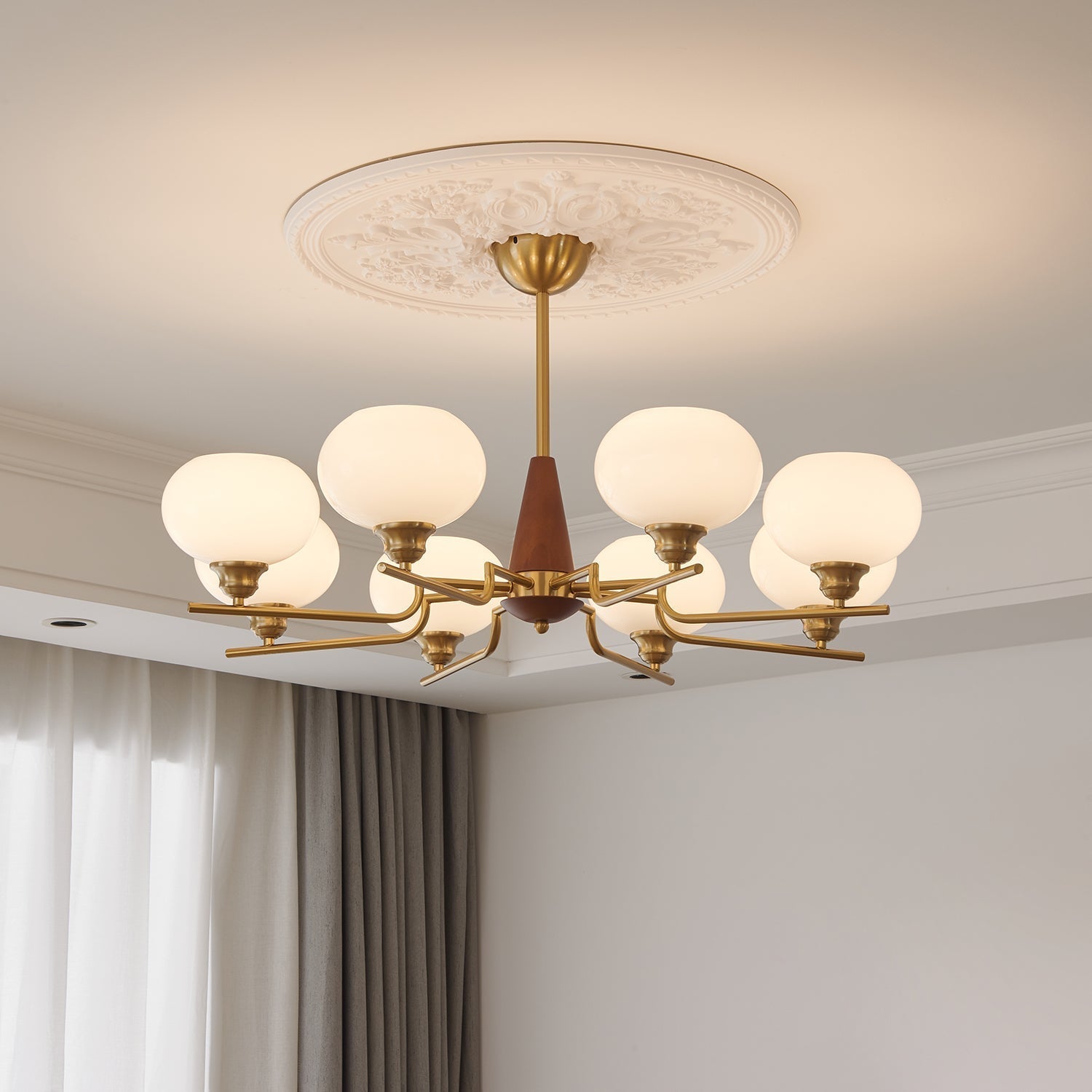 Lustra Chandelier en Noyer avec Globes en Verre Opale - Neutralighting