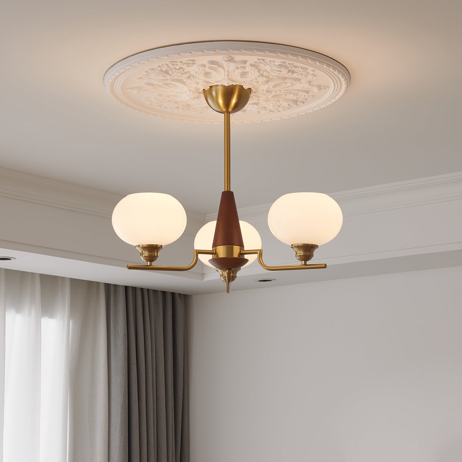 Lustra Chandelier en Noyer avec Globes en Verre Opale - Neutralighting
