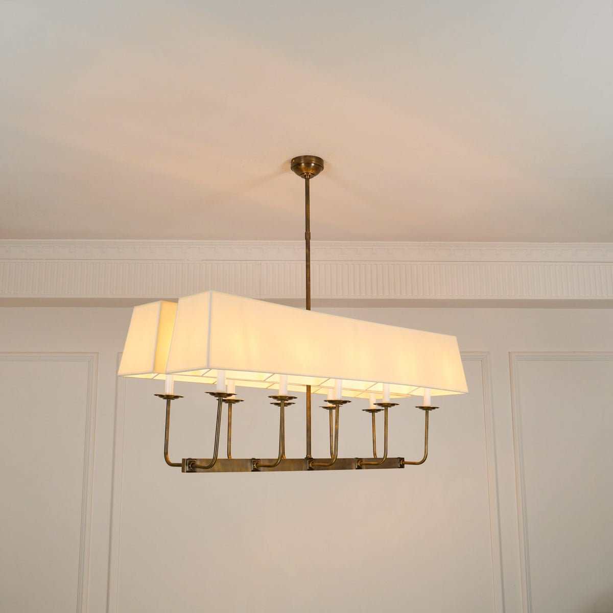 Beacon Chandelier Linéaire Moderne Minimaliste en Laiton, Métal et Tissu - Neutralighting