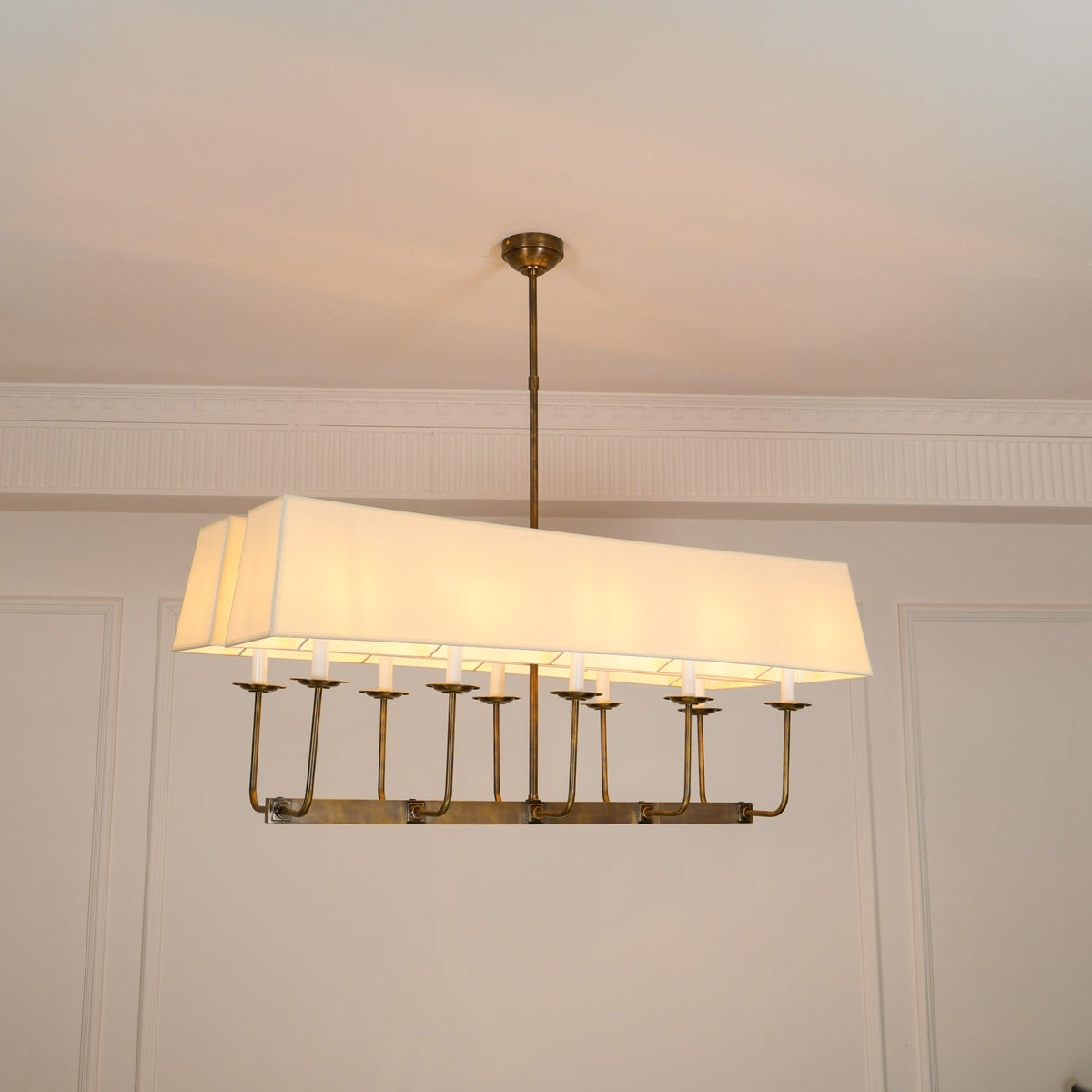 Beacon Chandelier Linéaire Moderne Minimaliste en Laiton, Métal et Tissu - Neutralighting