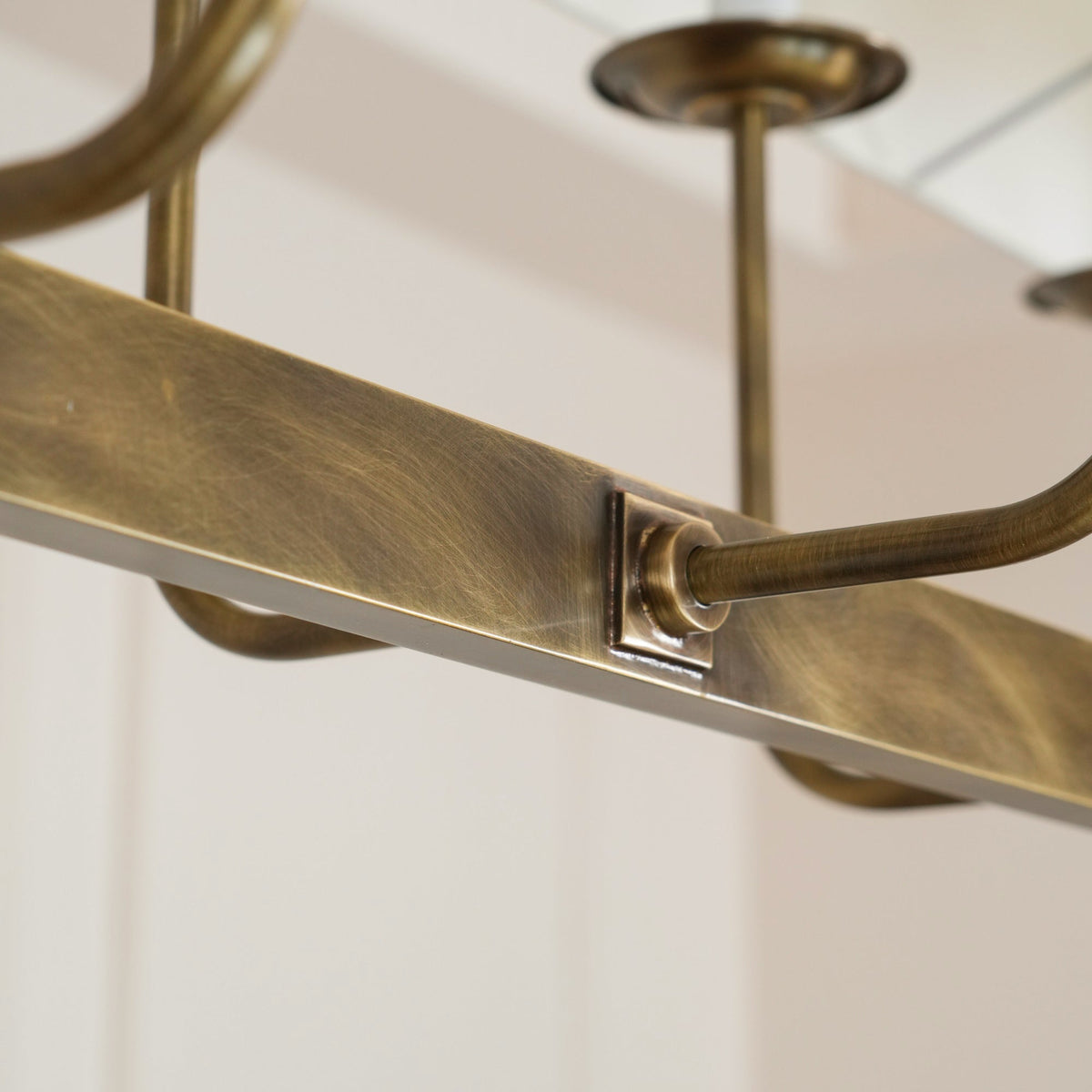 Beacon Chandelier Linéaire Moderne Minimaliste en Laiton, Métal et Tissu - Neutralighting