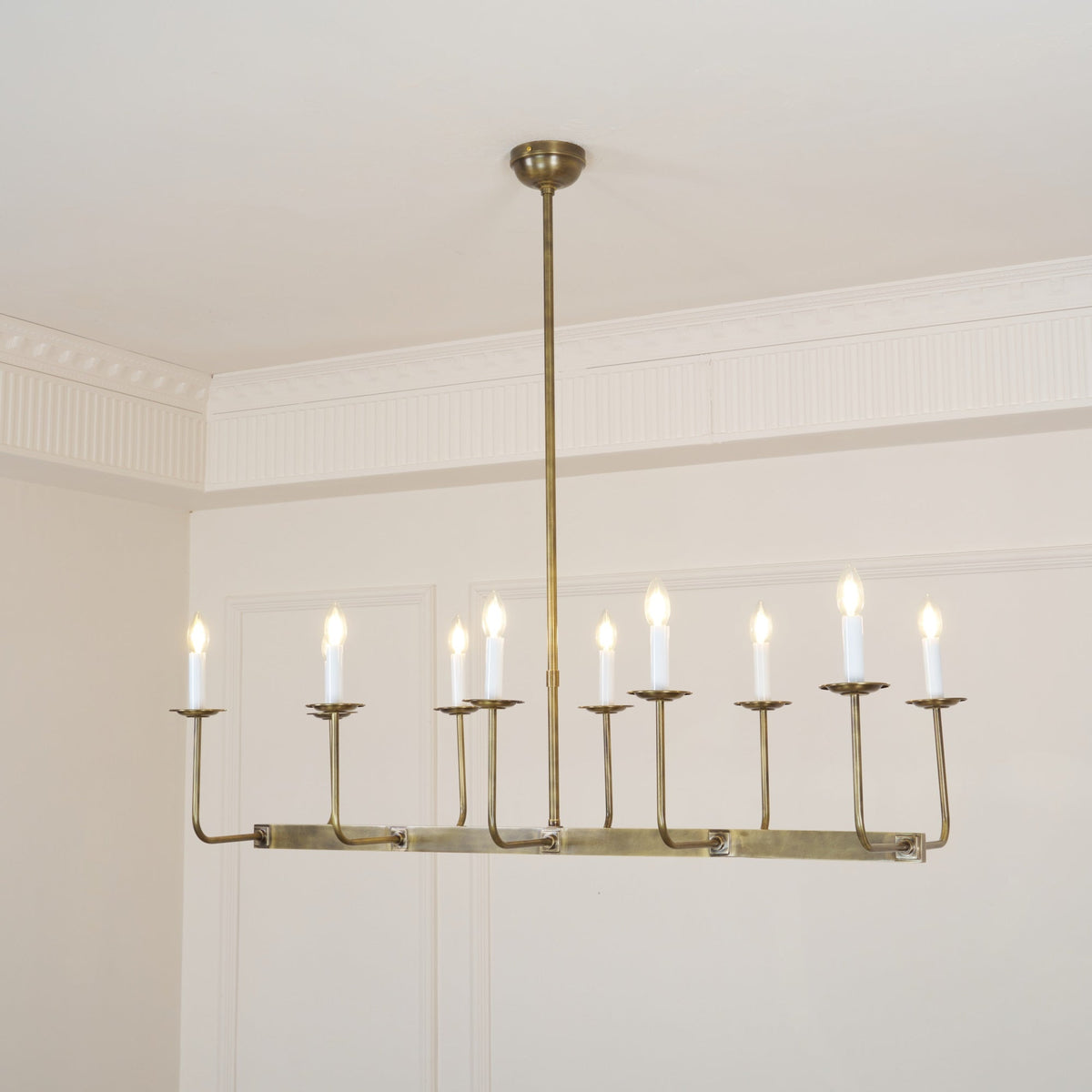 Beacon Chandelier Linéaire Moderne Minimaliste en Laiton, Métal et Tissu - Neutralighting