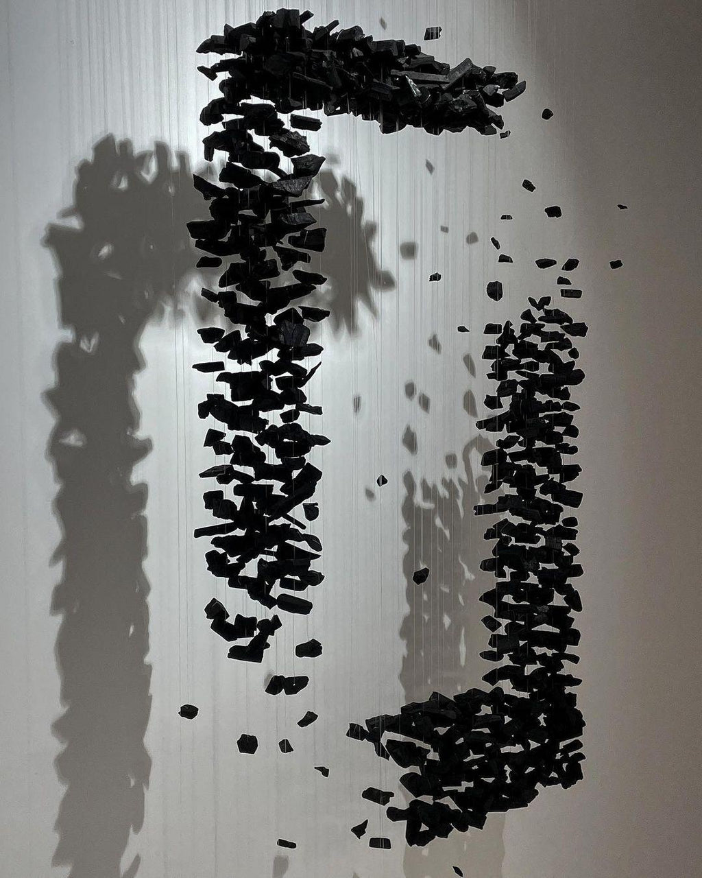 Arsilus Chandelier sculptural en pierre charbon, lettres de G à L - Neutralighting