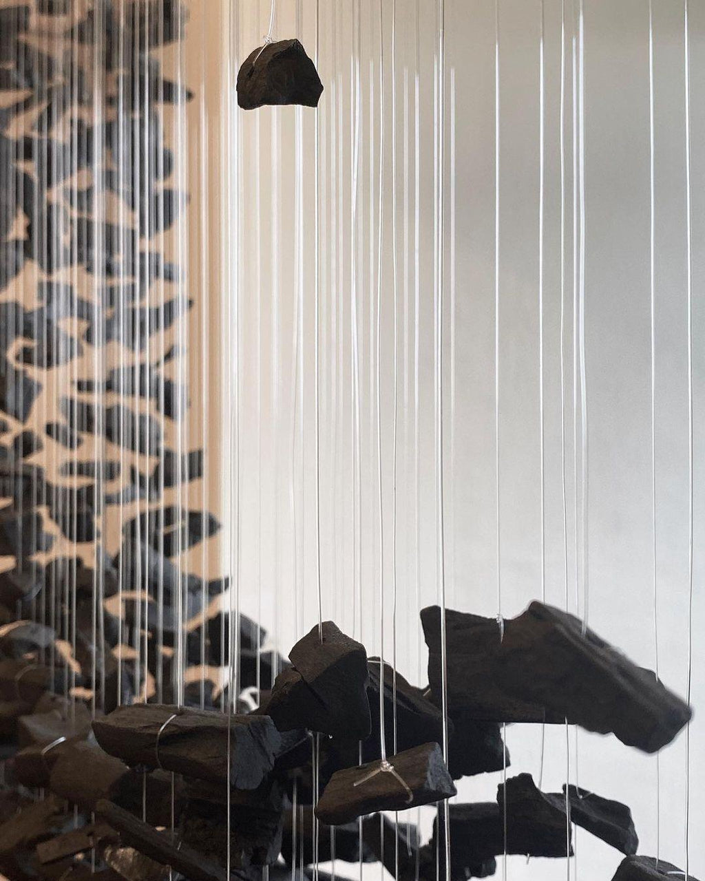 Arsilus Chandelier Sculptural en Pierre Charbon Lettres de M à R - Neutralighting