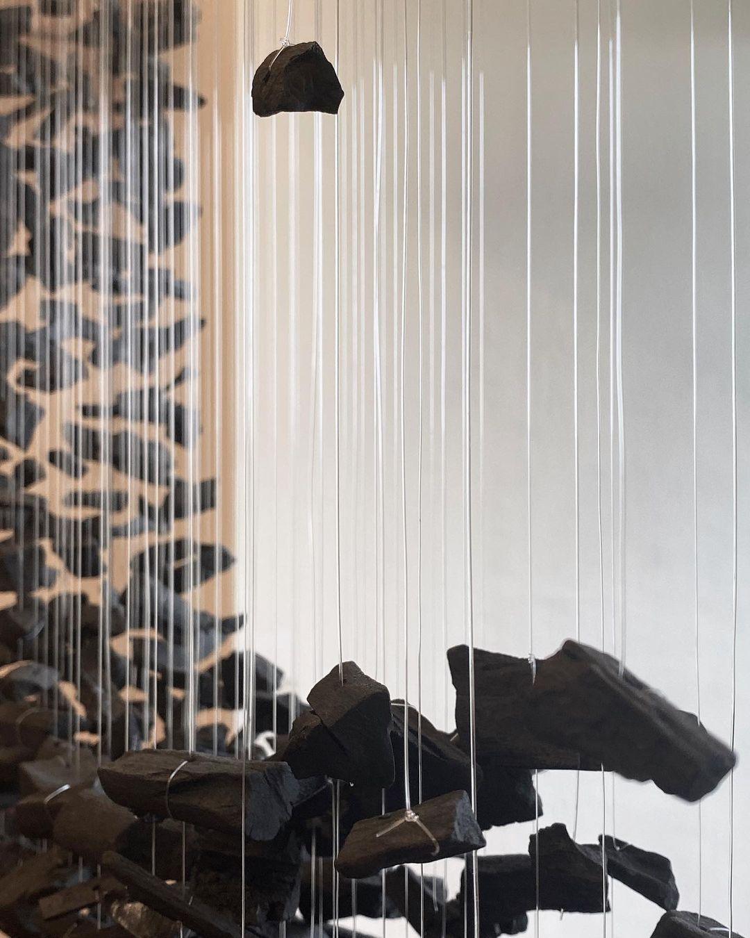 Arsilus Chandelier sculptural en pierre charbon, lettres de G à L - Neutralighting