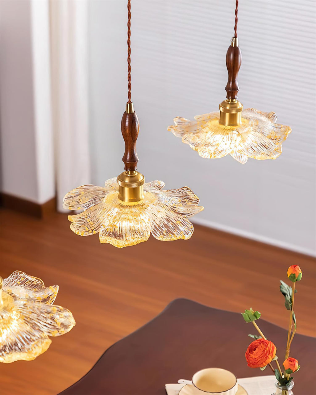 Dalie Suspension Lampe Lotus Pétales de Lotus en Résine Accents Dorés - Neutralighting