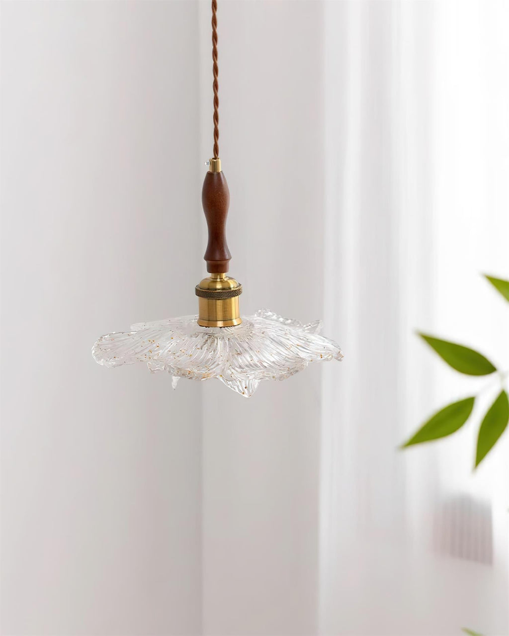 Dalie Suspension Lampe Lotus Pétales de Lotus en Résine Accents Dorés - Neutralighting