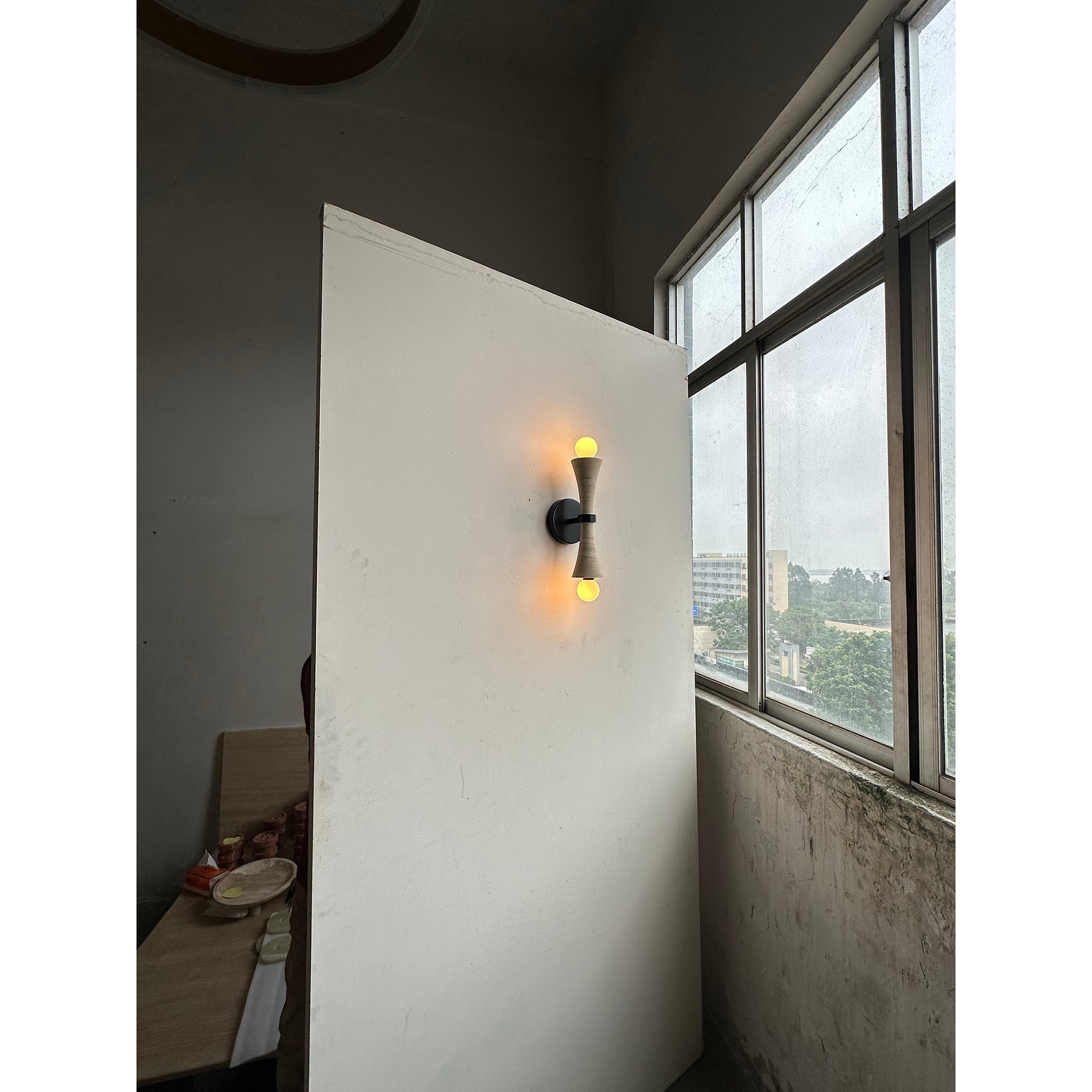 Aura Lampe Murale En Travertin Et Verre Minimaliste Moderne - Neutralighting