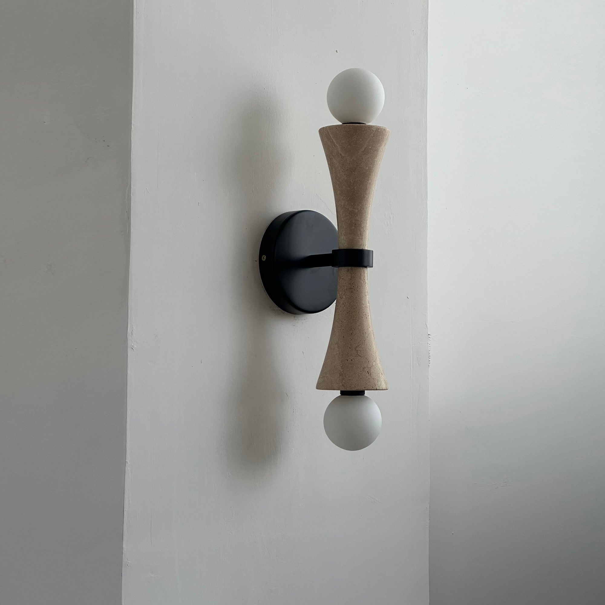 Aura Lampe Murale En Travertin Et Verre Minimaliste Moderne - Neutralighting