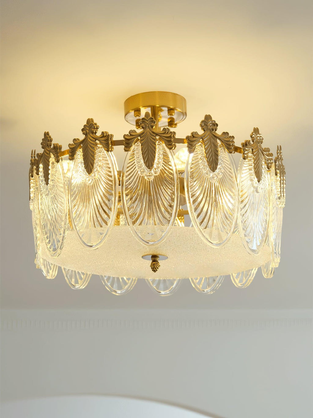 Lustra Chandelier en Verre Pétales avec Cadre Doré Rond - Neutralighting