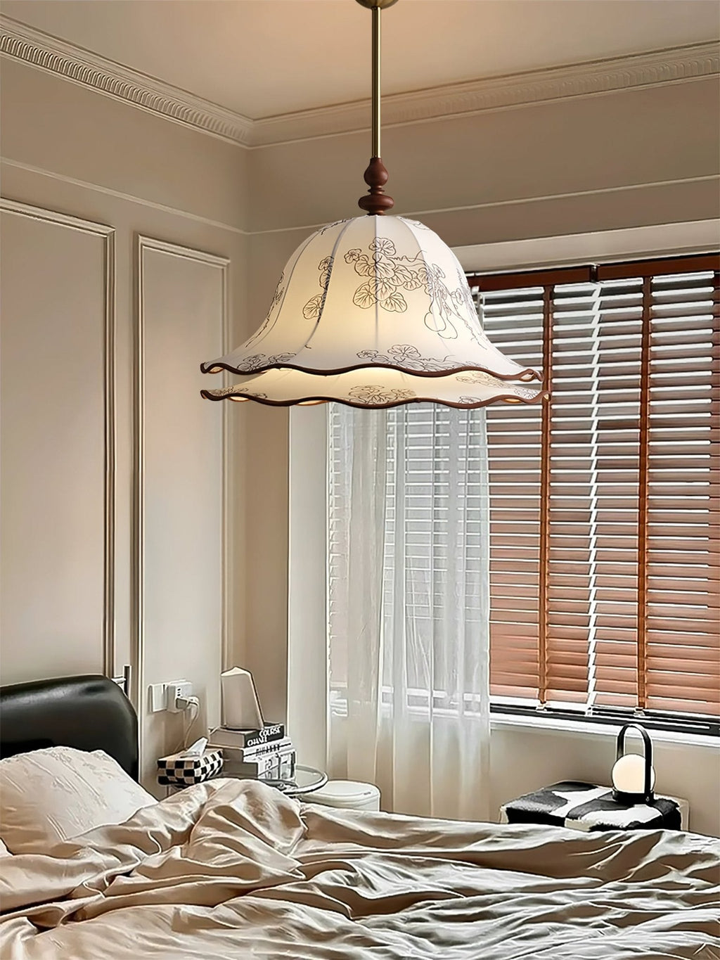 Ilsilis Suspension Élégante en Tissu Fleuri et Bois - Neutralighting