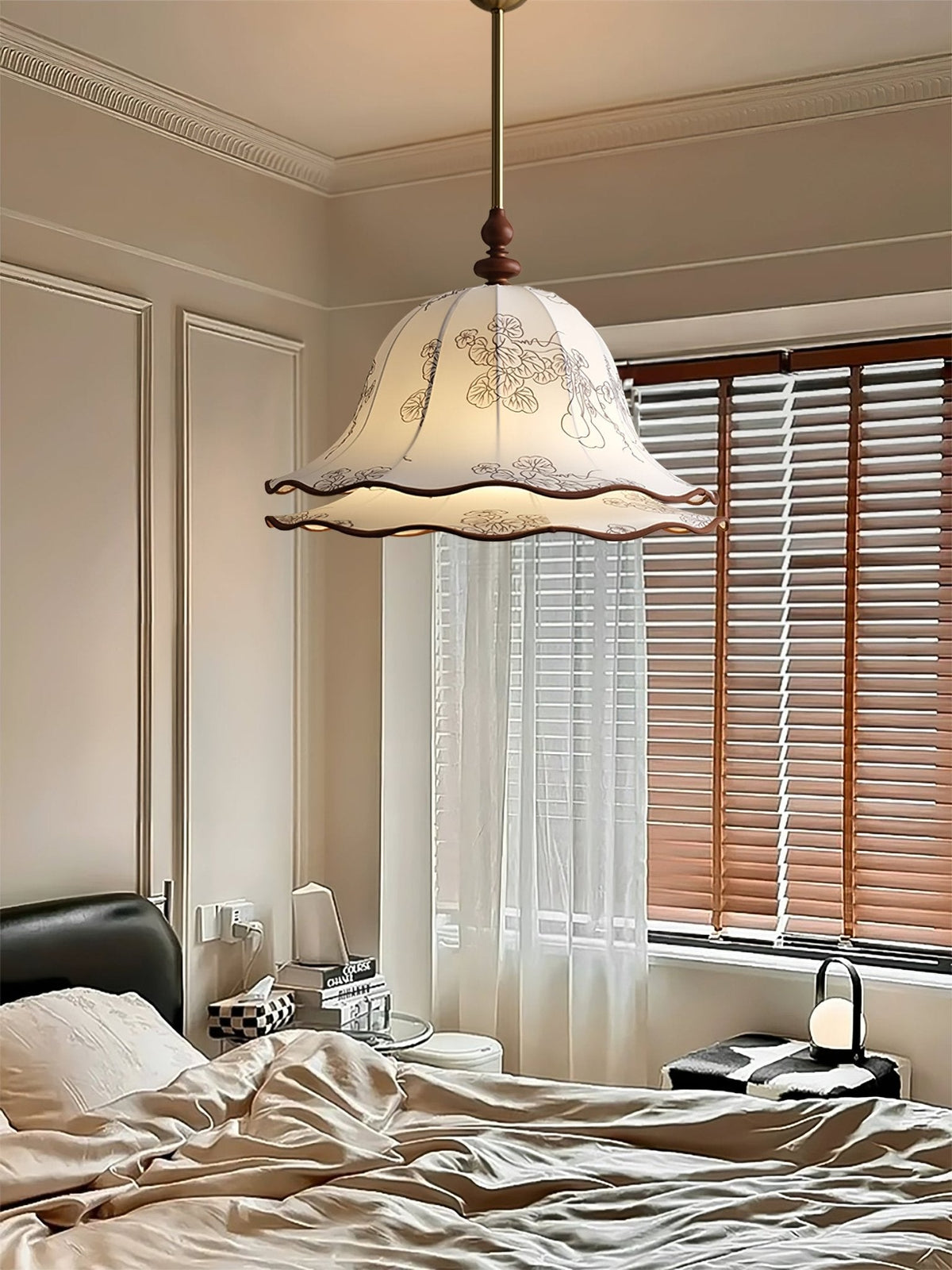 Ilsilis Suspension Élégante en Tissu Fleuri et Bois - Neutralighting