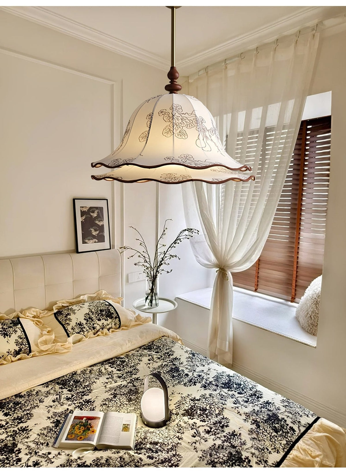 Ilsilis Suspension Élégante en Tissu Fleuri et Bois - Neutralighting