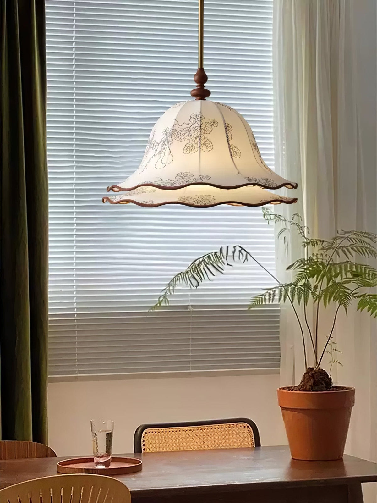Ilsilis Suspension Élégante en Tissu Fleuri et Bois - Neutralighting