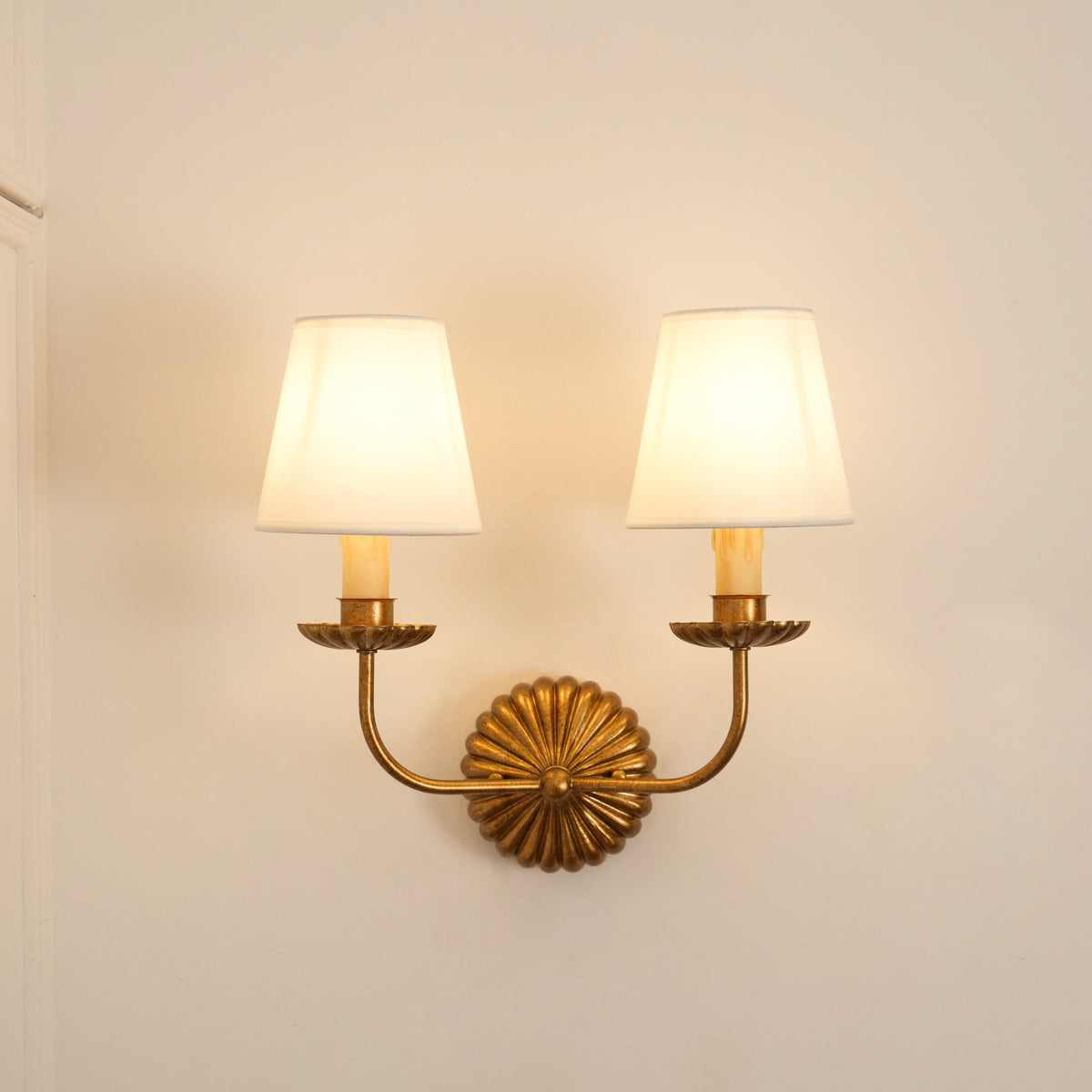 Axiom Applique Murale en Métal Doré Antique et Tissu Industriel Vintage - Neutralighting
