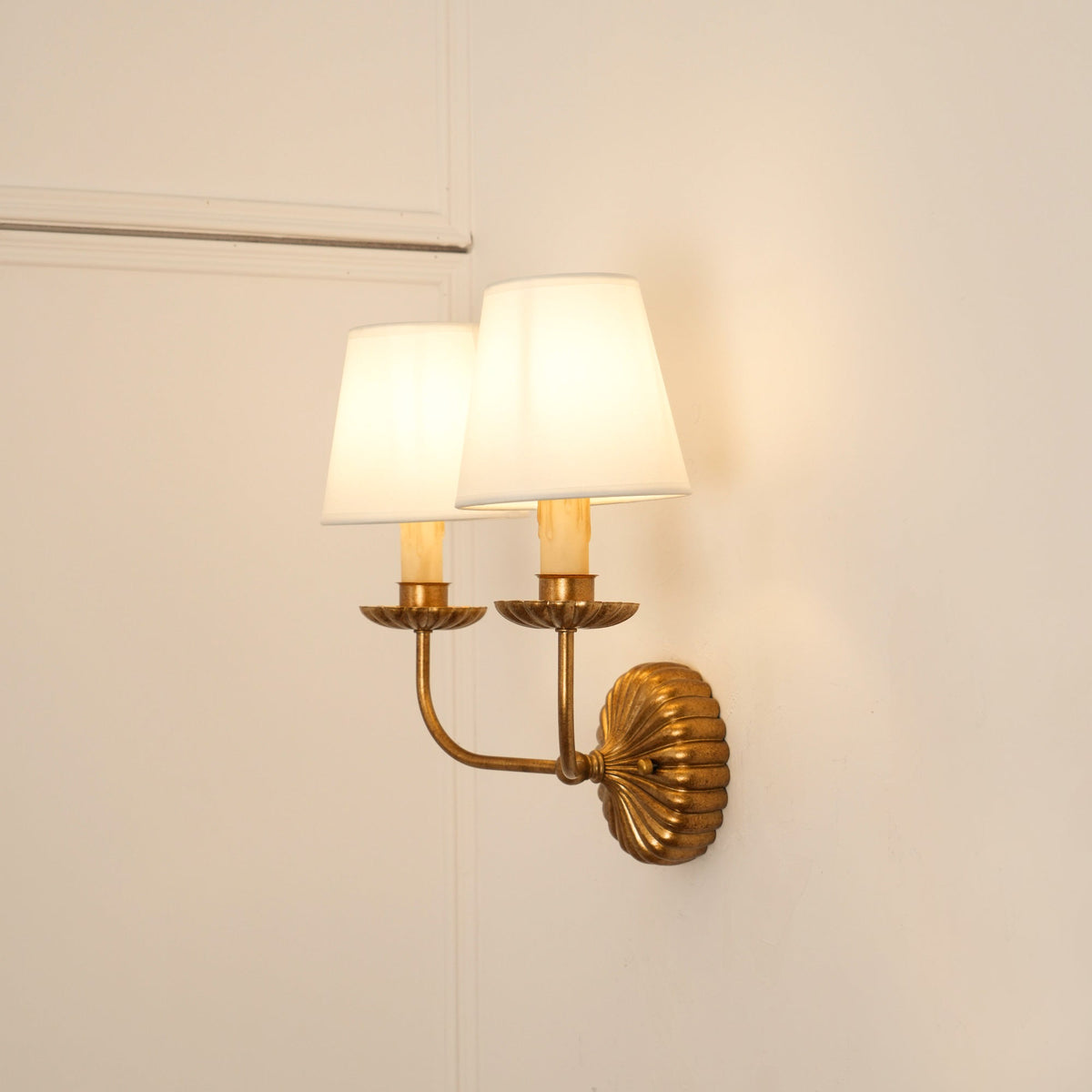 Axiom Applique Murale en Métal Doré Antique et Tissu Industriel Vintage - Neutralighting