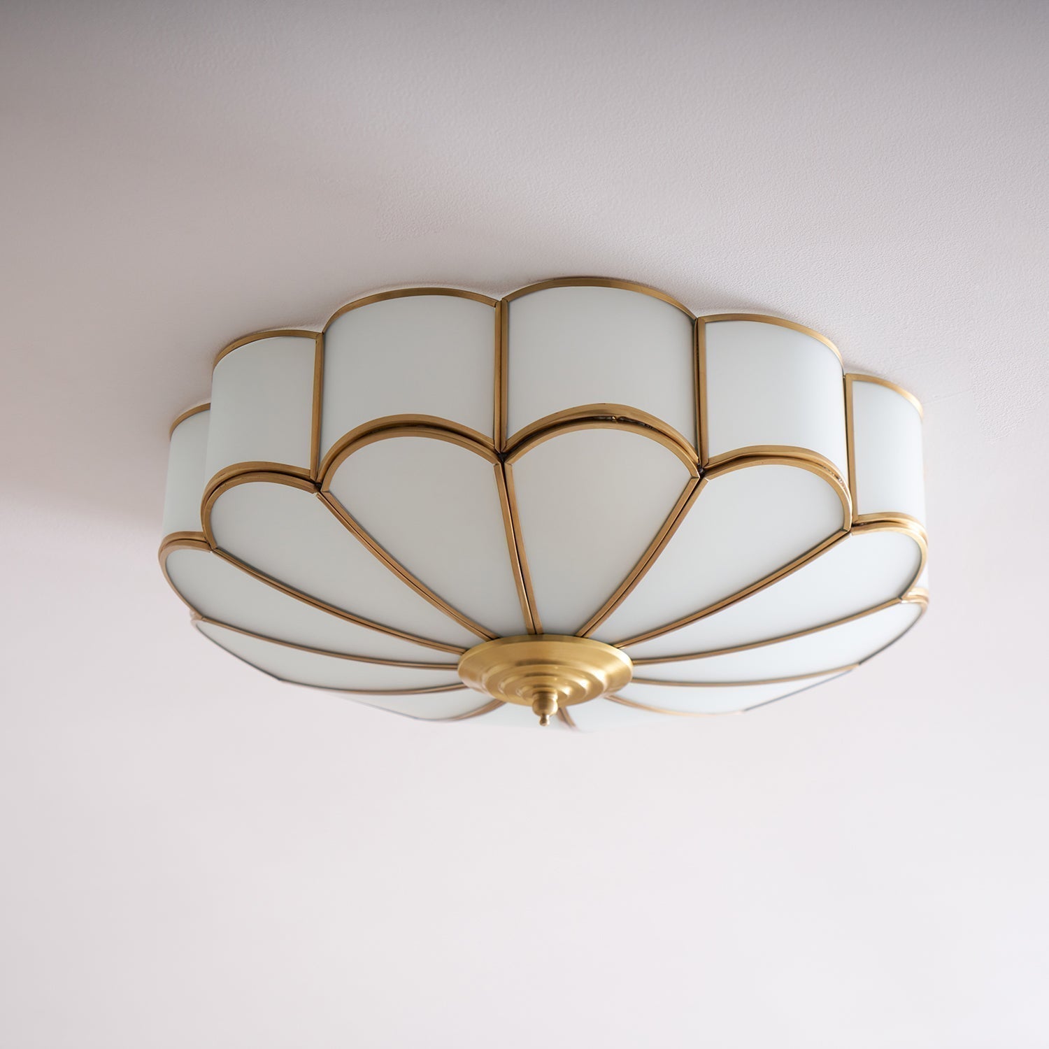 Lustra Plafonnier Forme de Fleur en Verre Laiton - Neutralighting